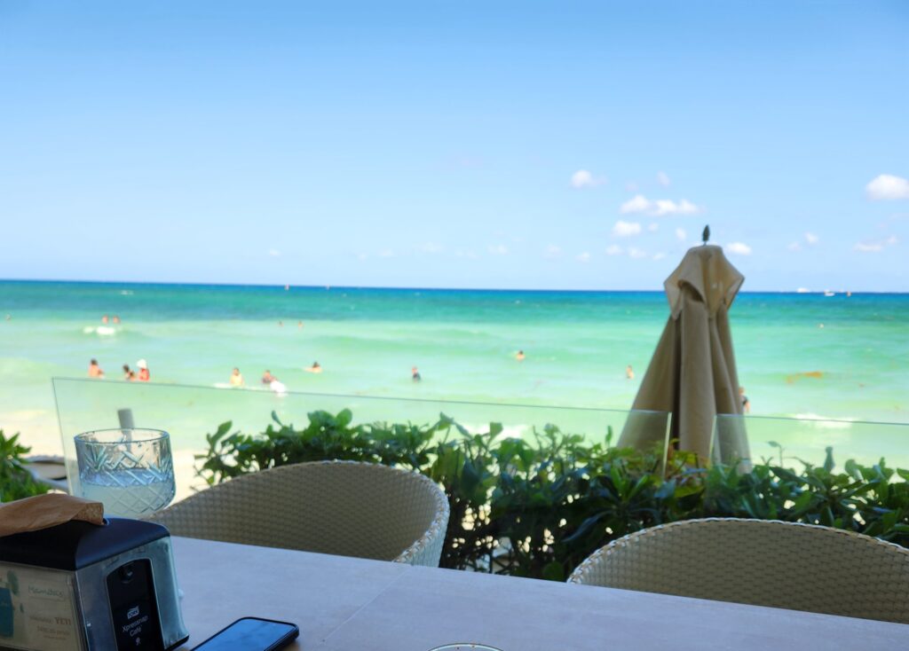 Vue de la plage depuis l'espace de restauration du Mamitas Beach Club.